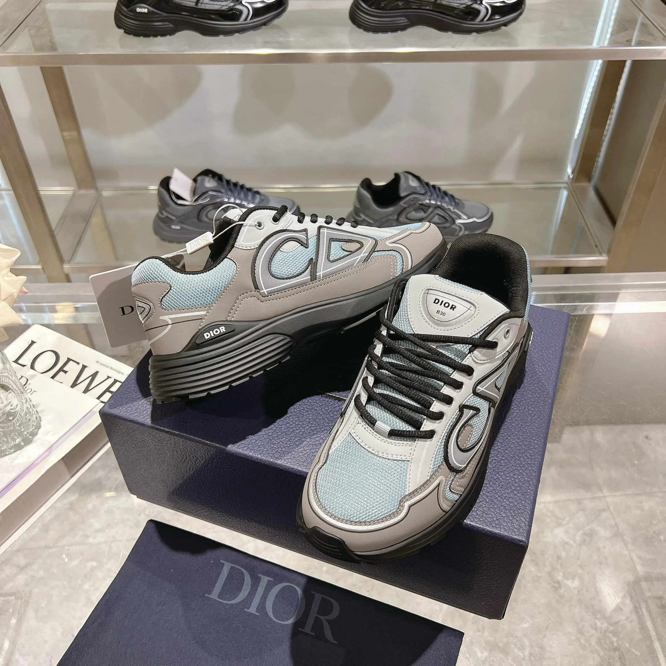 👟👟Ex-factory price 520👟👟 H612 high version B30 low-top sneakers are one of the flagship styles of this series. Crafted from mesh and technical fabrics, it's finished with a reflective 'CD30' graphic and 'DIOR B30' and 'CD30' logos on the heel and tongue. The extra-light, sculpted rubber sole adds style with signature accents, while internal stretch details create ideal comfort. Can be paired with a variety of casual looks to show a fashionable, modern and sporty style. ✅Size: 35-47 (45-46-47 customized, non-returnable and non-exchangeable) ✅Sole material: Original ultra-light IP sole ✅Packaging: Brand new counter packaging